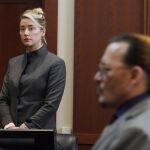 Amber Heard y Johnny Depp, durante el juicio