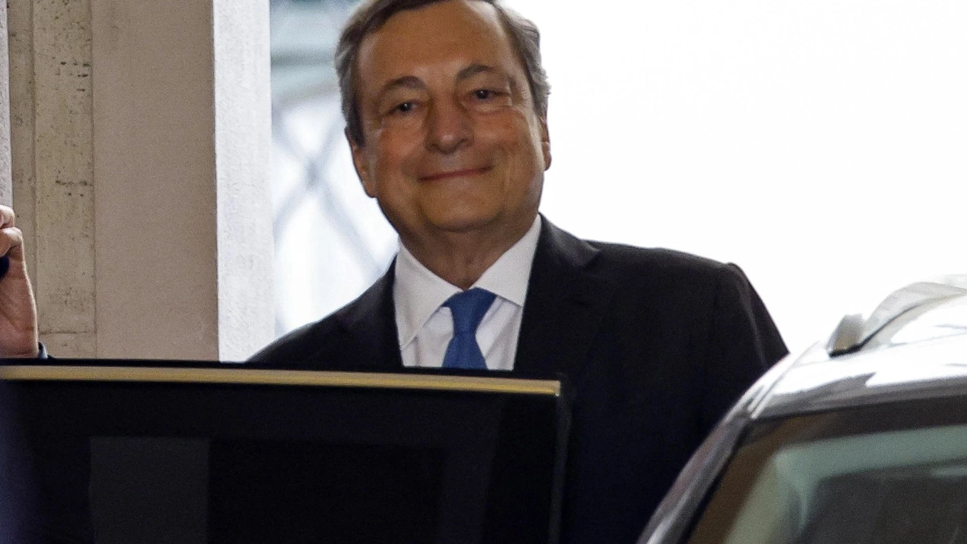 El primer ministro italiano Mario Draghi abandona el palacio Giustiniani tras anunciar su dimisión al presidente del Senado