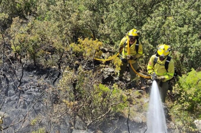 Bomberos forestales del Infoca continúa con su trabajo para dar por extinguido el incendio forestal en la Sierra de Mijas. PLAN INFOCA