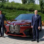Florentino Pérez y Manuel Terroba, presidente ejecutivo de BMW Group España y Portugal, junto al iX.