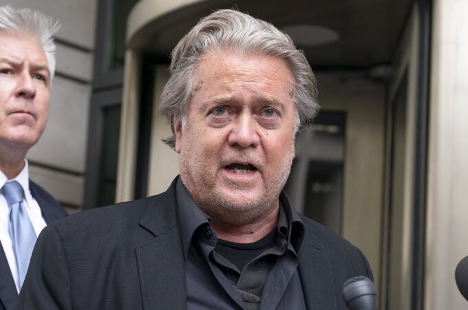 Steve Bannon habla con los medios cuando sale de la corte federal en Washington