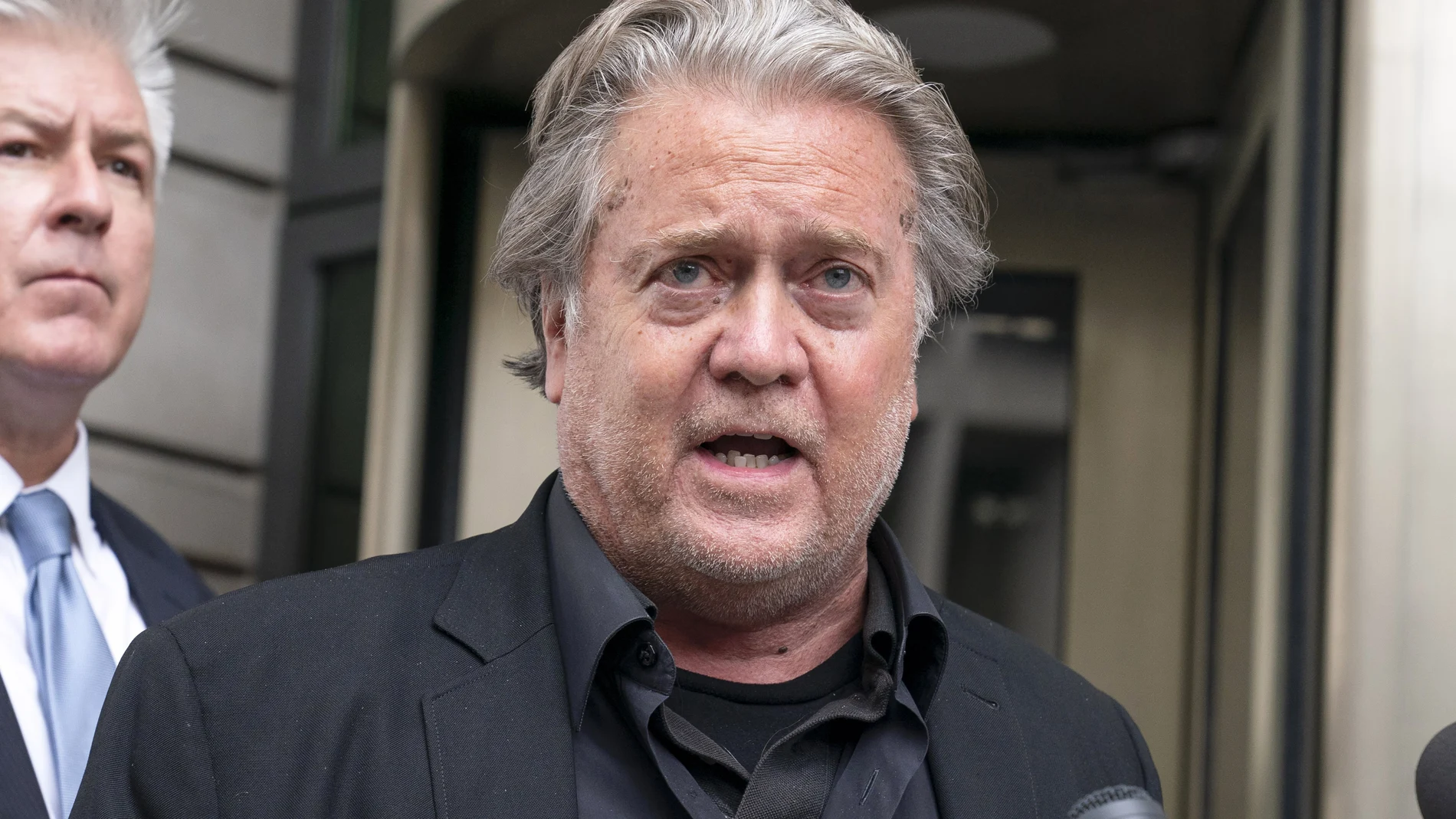 Steve Bannon habla con los medios cuando sale de la corte federal en Washington