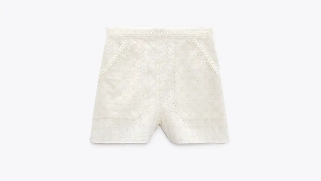 Shorts bordados perforados, de Zara