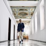 El presidente de la Junta de Andalucía, Juanma Moreno, por los pasillos del Palacio de San Telmo