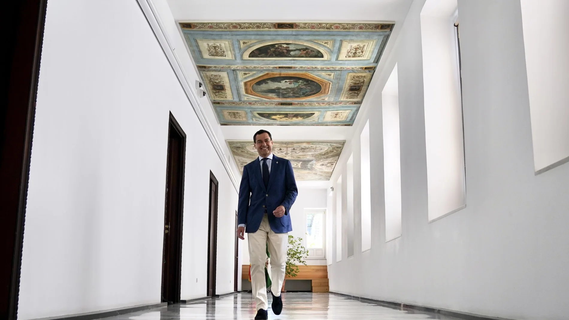 El presidente de la Junta de Andalucía, Juanma Moreno, por los pasillos del Palacio de San Telmo