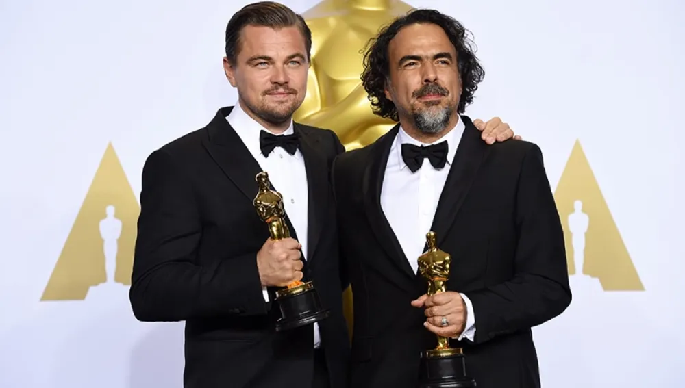 Leonardo DiCaprio junto al director Alejandro González Iñárritu en la ceremonia de los Oscar.