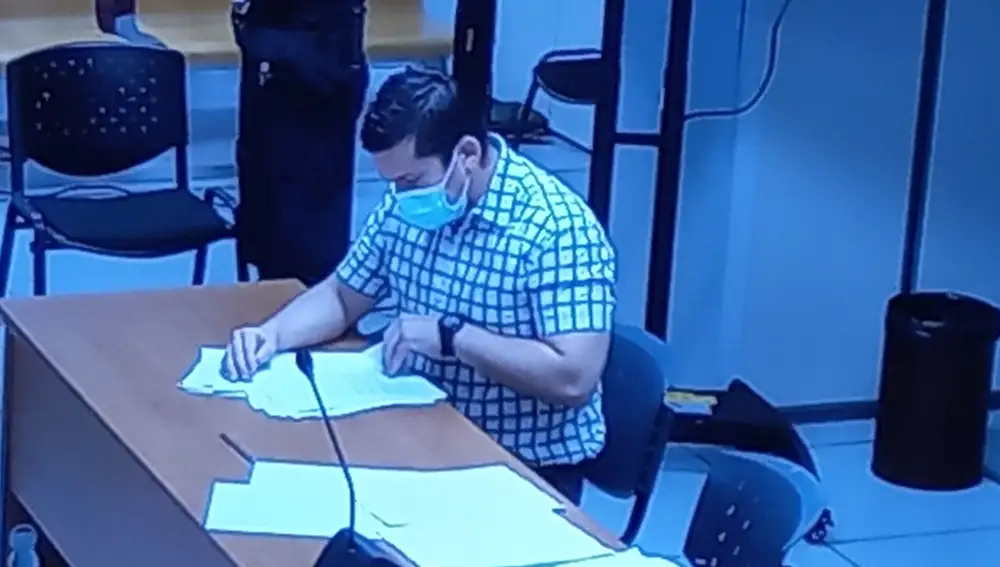 El ya declarado asesino, Jorge Ignacio Palma, lee el veredicto que le declara culpable de todos los delitos de los que se le acusa