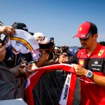 Charles Leclerc firma autógrafos en el Gran Premio de Francia