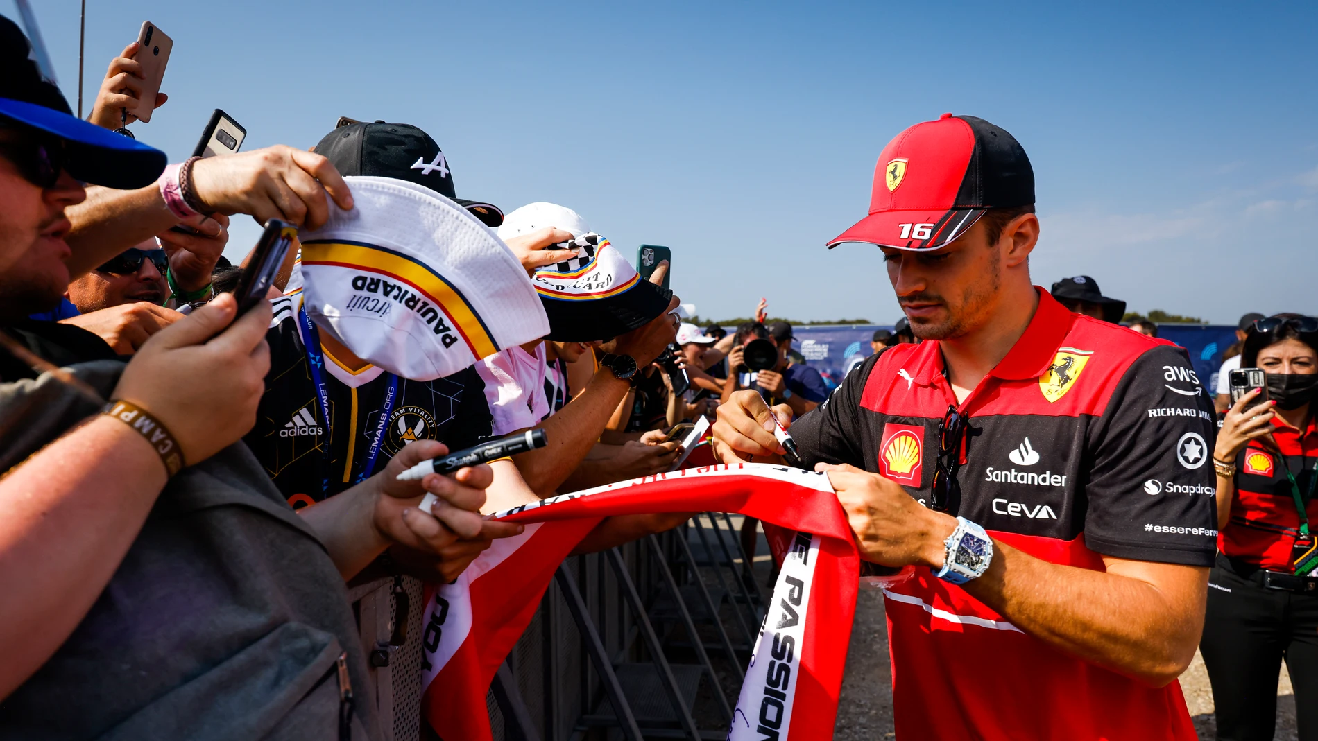 Charles Leclerc firma autógrafos en el Gran Premio de Francia