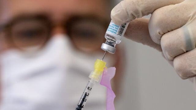 Un profesional sanitario prepara una dosis de la vacuna contra la viruela del mono