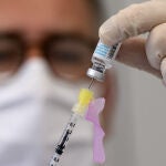 Un profesional sanitario prepara una dosis de la vacuna contra la viruela del mono