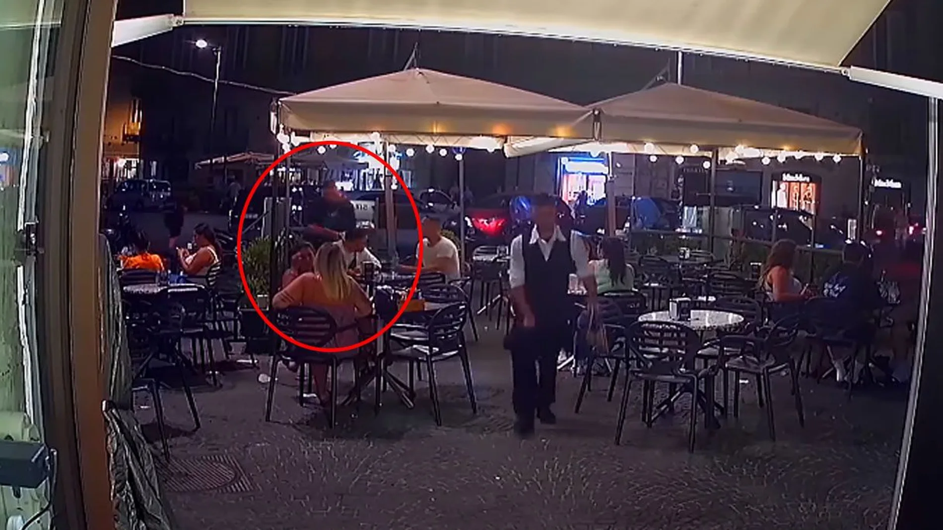Nuevo robo a turistas en Nápoles a punta de pistola y con un giro inesperado de los acontecimientos
