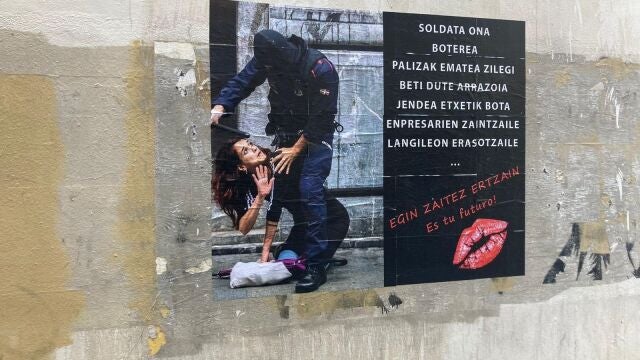 En el País Vasco se pueden ver en las paredes algunos carteles contra la Ertzaintza. ERNE
23/07/2022