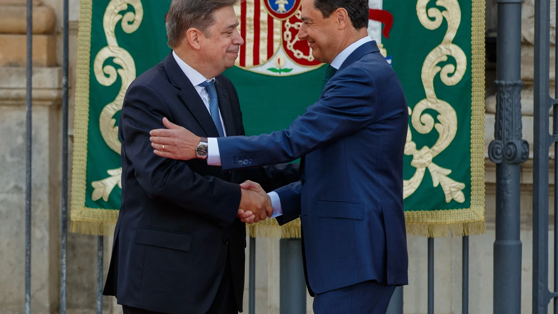 Luis Planas felicita a Juanma Moreno durante el acto de toma de posesión como presidente de la Junta de Andalucía