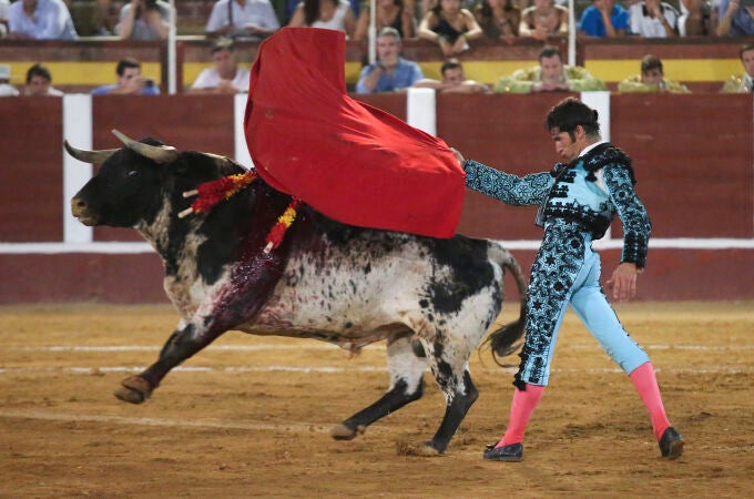 El diestro Cayetano Rivera Ordóñez durante una corrida celebrada este viernes en la plaza de toros de Fuengirola, en Málaga. EFE/Daniel Pérez (Foto de archivo)