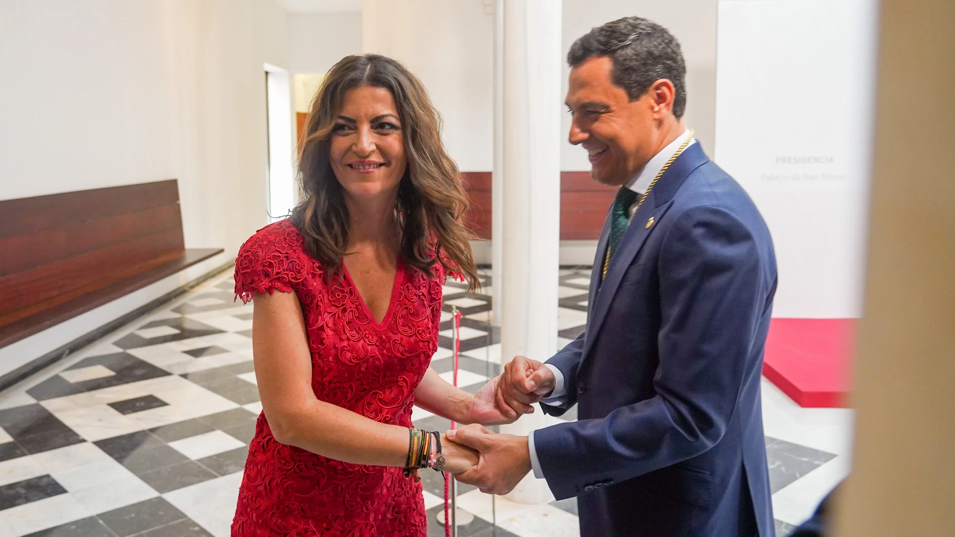Macarena Olona y Juanma Moreno, después de  la  toma de  posesión como presidente de la Junta de Andalucía