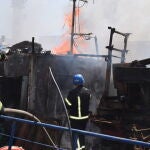 Los bomberos intentan sofocar las llamas tras el ataque con misiles rusos en el puerto de Odesa, el sábado