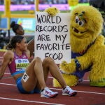 Sydney McLaughlin bromea con la mascota del Mundial tras ganar el oro en 400 vallas con récord del mundo