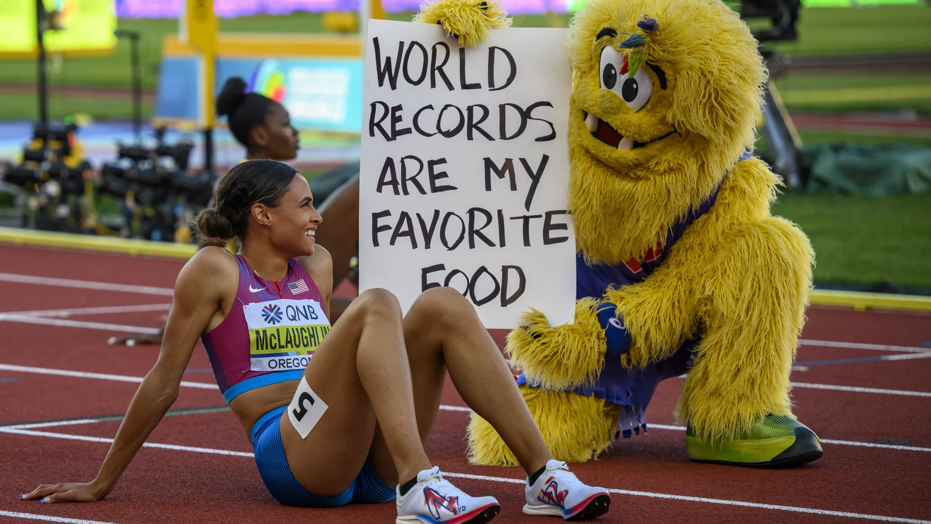 Sydney McLaughlin bromea con la mascota del Mundial tras ganar el oro en 400 vallas con récord del mundo