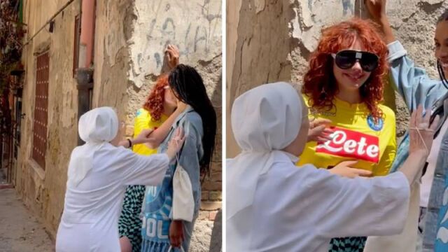 Las dos modelos posaban para un reportaje fotográfico en Nápoles cuando de repente la monja las separó