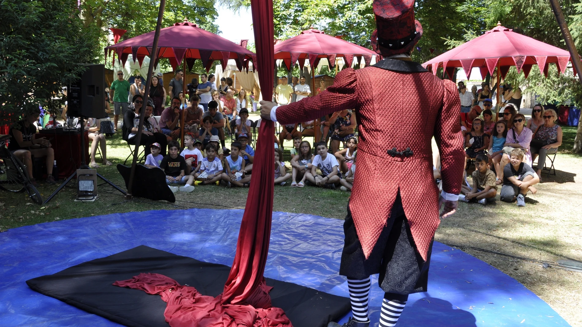 I Feria del Circo en los jardines del Castillo de Valencia de Don Juan (León)
