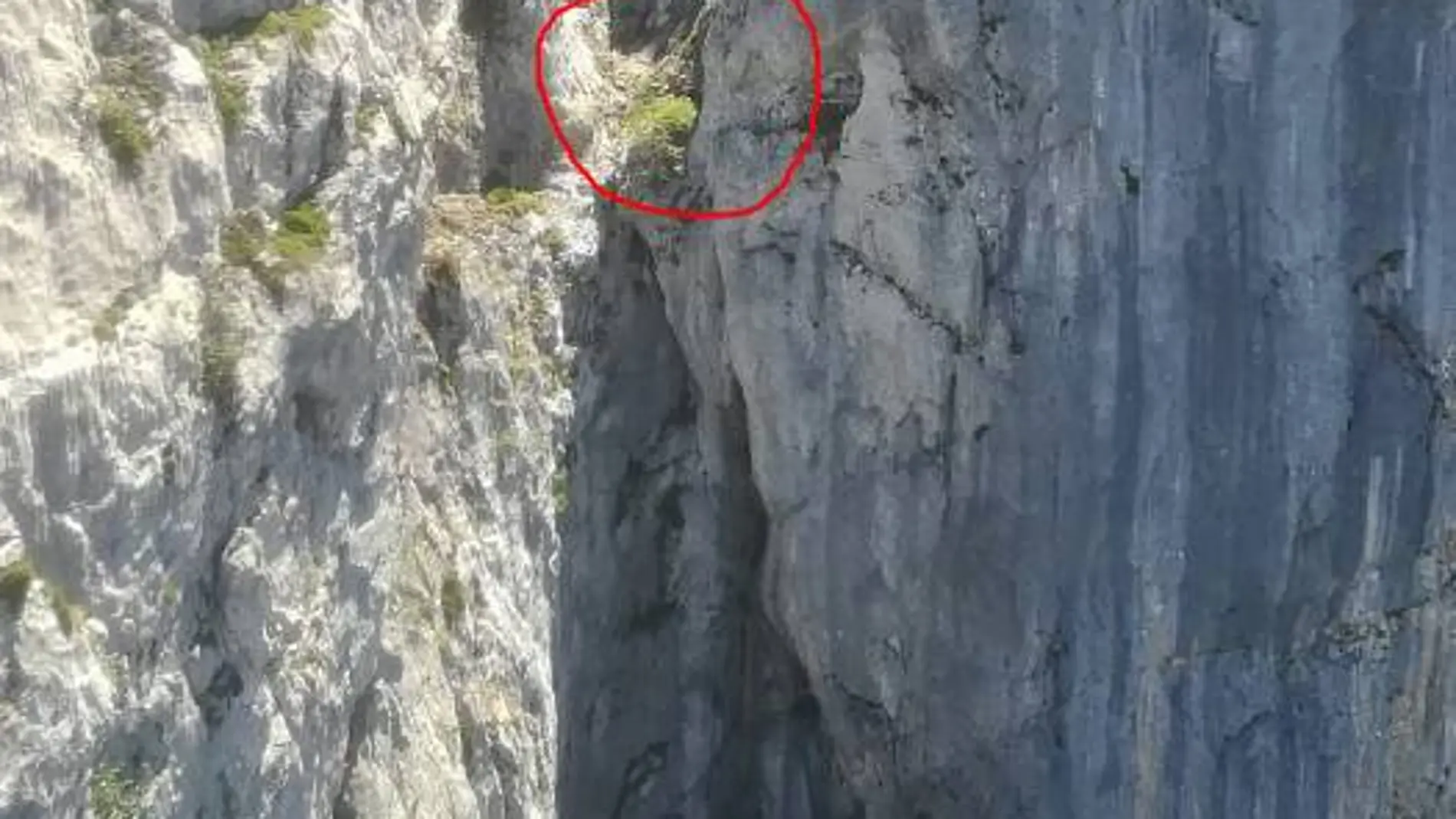 Imagen de donde quedó enriscado el montañero