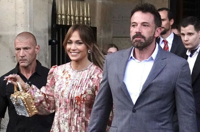 Jennifer Lopez y Ben Affleck saliendo del hotel Crillon, el 23 de julio de 2022 en París, Francia. Foto por ABACAPRESS.COM