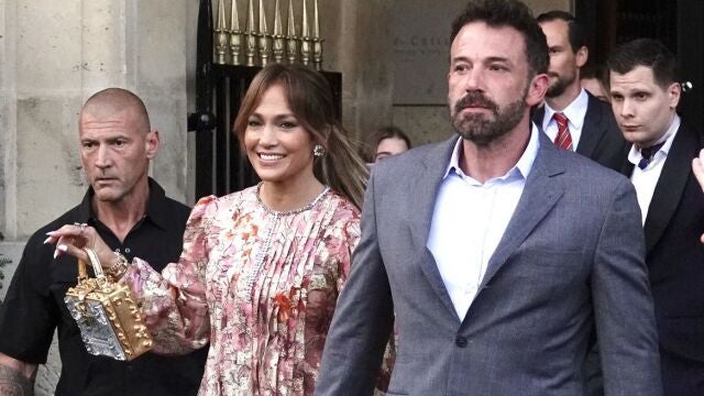 Jennifer Lopez y Ben Affleck saliendo del hotel Crillon, el 23 de julio de 2022 en París, Francia. Foto por ABACAPRESS.COM