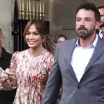 Jennifer Lopez y Ben Affleck saliendo del hotel Crillon, el 23 de julio de 2022 en París, Francia. Foto por ABACAPRESS.COM