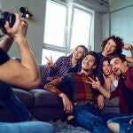 Un grupo de amigos posa para sacarse una fotografía.