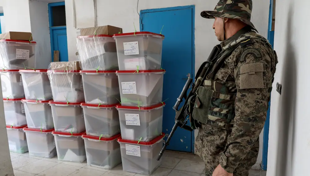 Un militar vigila las urnas del referéndum de este lunes