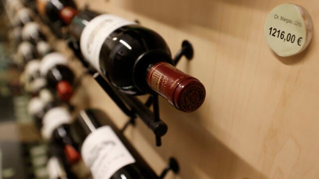 Vista de una estantería con botellas de vino en una enoteca de Madrid