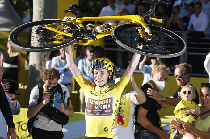 Jonas Vingegaard celebra su triunfo en el Tour con su mujer y su hija