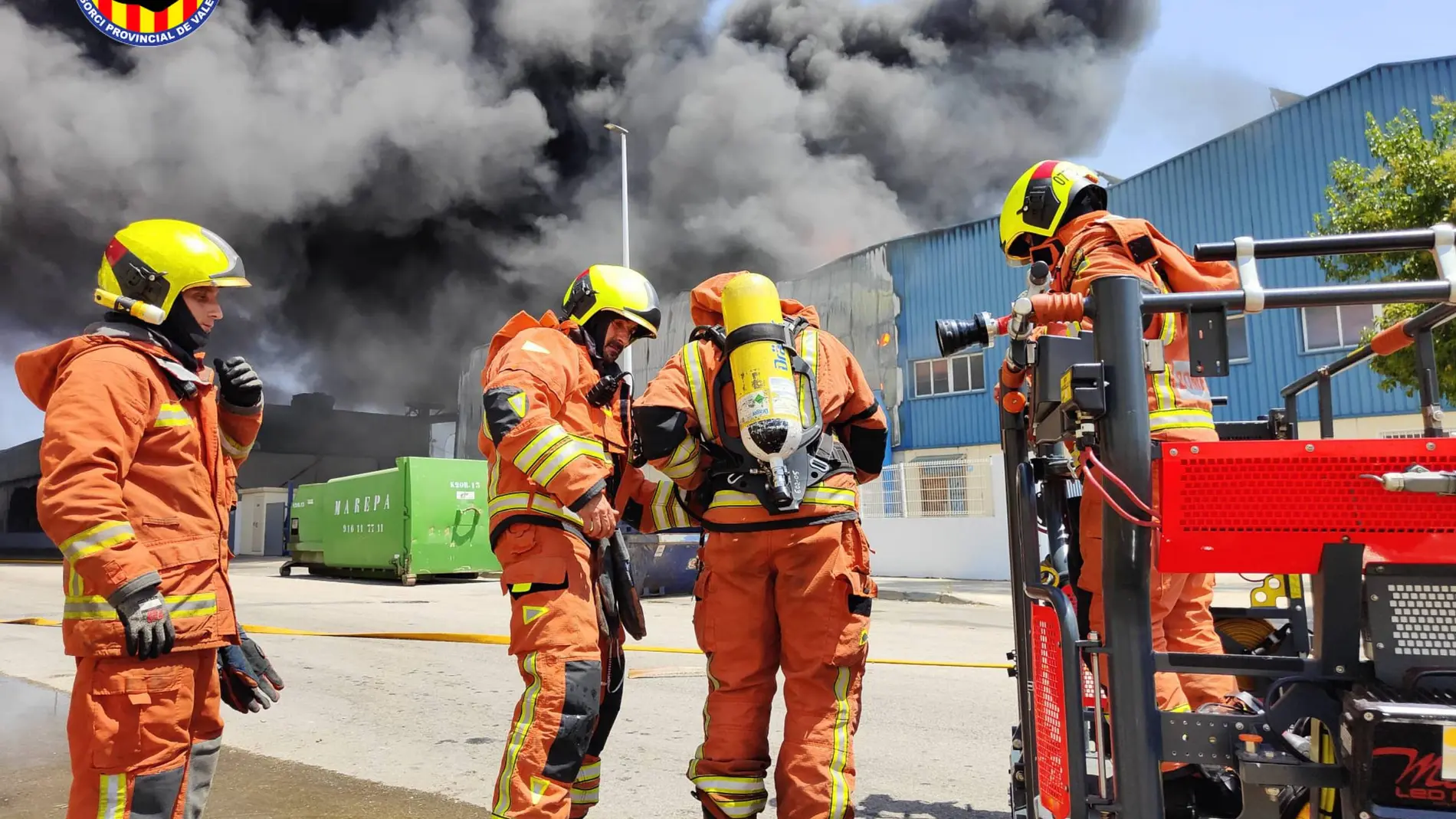 Los bomberos trabajan en el lugar de los hechos