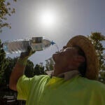 Un trabajador de la construcción bebe agua durante un descanso de su trabajo en Murcia.