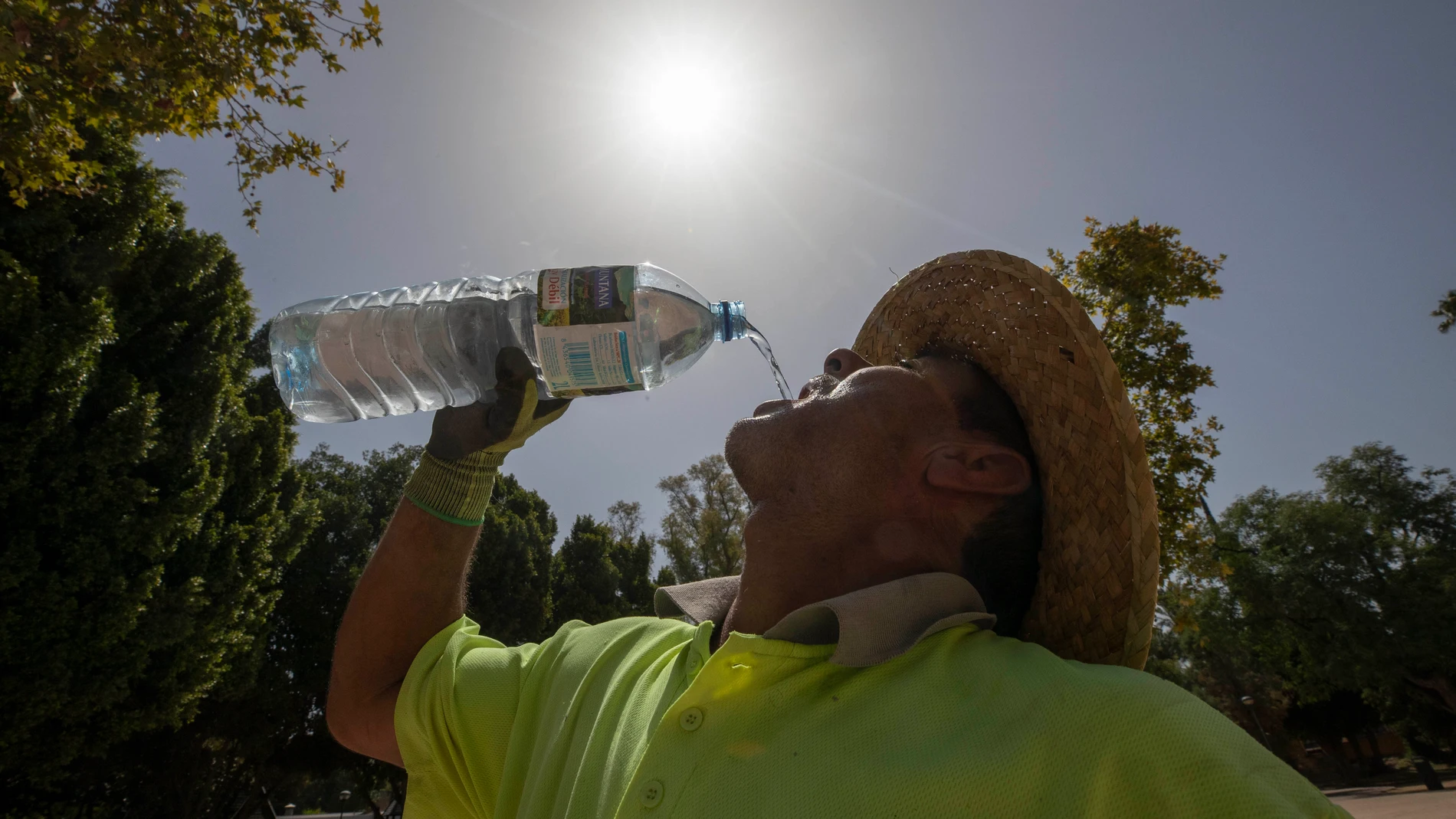 Un trabajador de la construcción bebe agua durante un descanso de su trabajo en Murcia.
