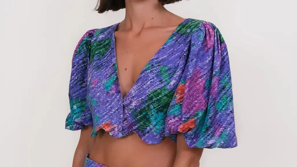 Crop top en morado oscuro.