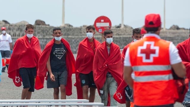 El buque de Salvamento marítimo Salvamar Al Nair rescató en Lanzarote una patera con 42 magrebíes (38 hombres, 3 mujeres y 1 niño), que pidieron auxilio al 112.