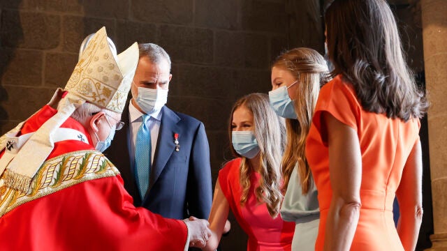 SANTIAGO DE COMPOSTELA, 25/07/2022.- Los reyes Felipe y Letizia, la princesa Leonor (c) y la infanta Sofía (2d) saludan a su llegada a la ofrenda al apóstol Santiago, uno de los actos más destacados de la festividad del 25 de julio, que supone un espaldarazo al año Xacobeo en el Día de Galicia, este lunes en la catedral de Santiago. EFE/ Lavandeira jr