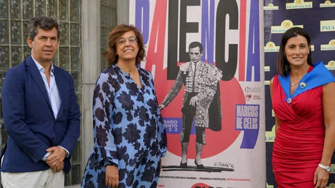 Víctor Zabala,junto a Ángeles Armisén, presidenta de la Diputación de Palencia, y Gema Igual, alcaldesa de Santander