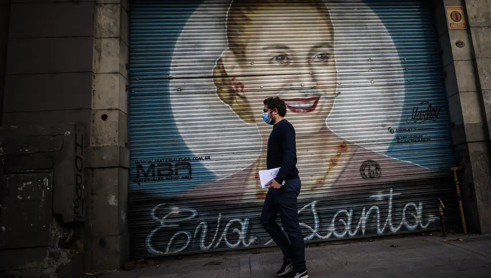 Un hombre camina frente a un mural en honor a Eva Perón, en Buenos Aires
