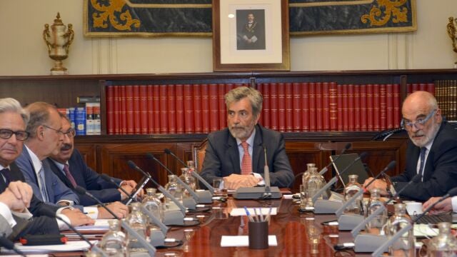 El presidente del Consejo General del Poder Judicial (CGPJ), Carlos Lesmes, durante la reunión del Pleno del Consejo General del Poder Judicial para decidir su respuesta a la iniciativa del PSOE para sortear el impedimento legal impuesto a este órgano para hacer nombramientos estando en funciones y poder nombrar así a dos magistrados del TC.