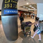 arios pasajeros facturan sus maletas en el aeropuerto Adolfo Suárez Madrid-Barajas