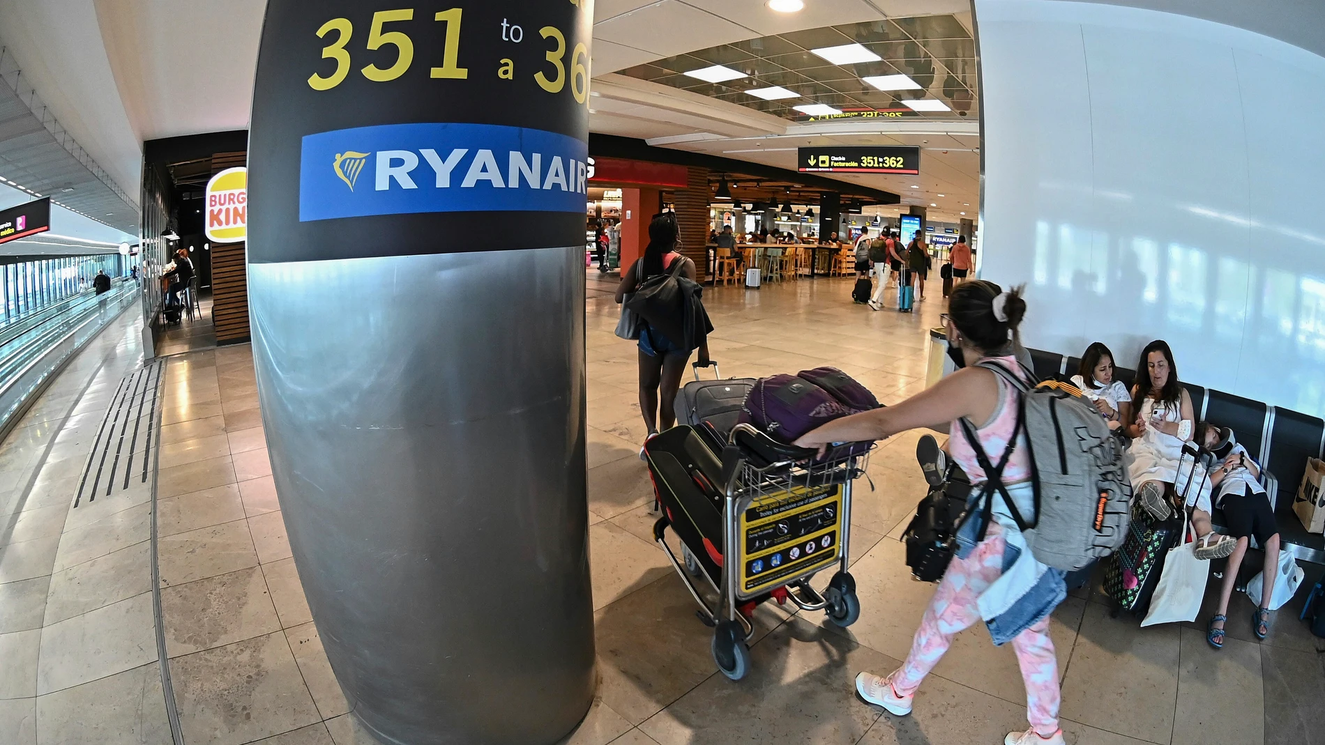 arios pasajeros facturan sus maletas en el aeropuerto Adolfo Suárez Madrid-Barajas