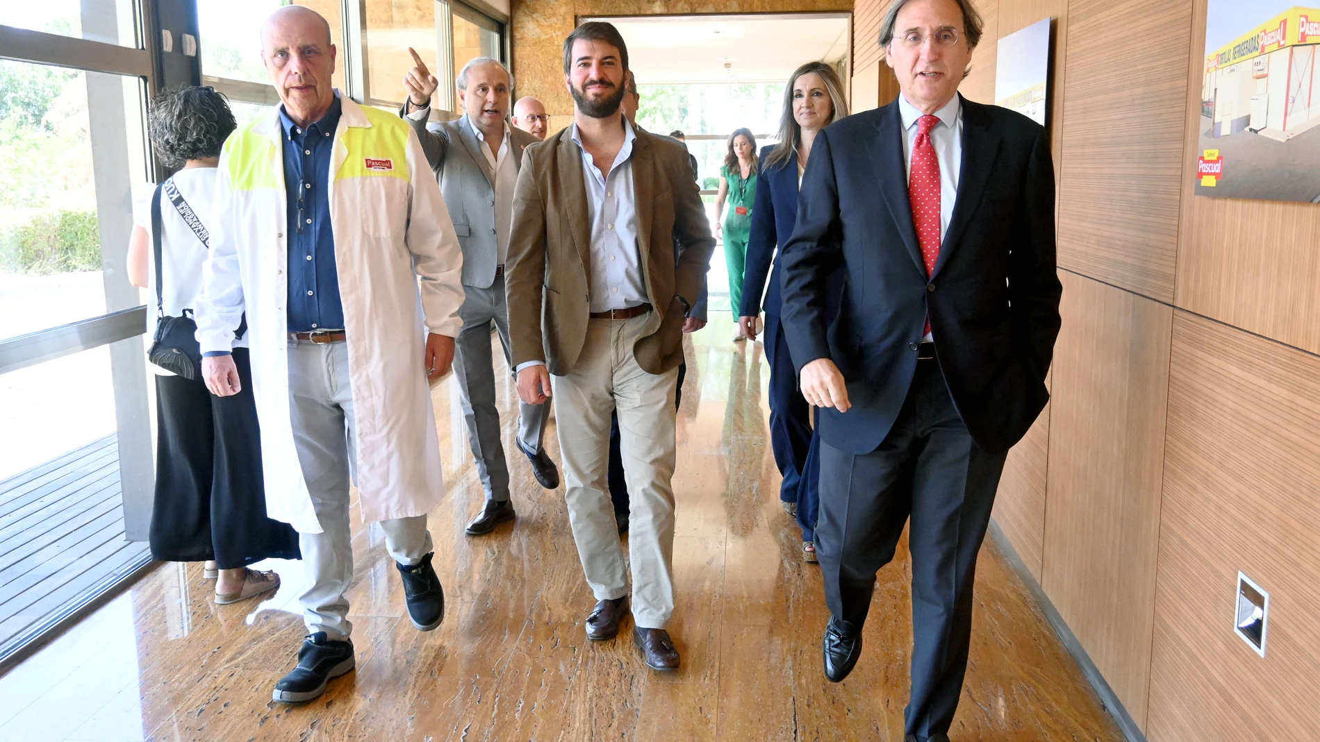El vicepresidente de la Junta de Castilla y León, Juan García-Gallardo, visita las instalaciones fabriles de Pascual en Aranda de Duero