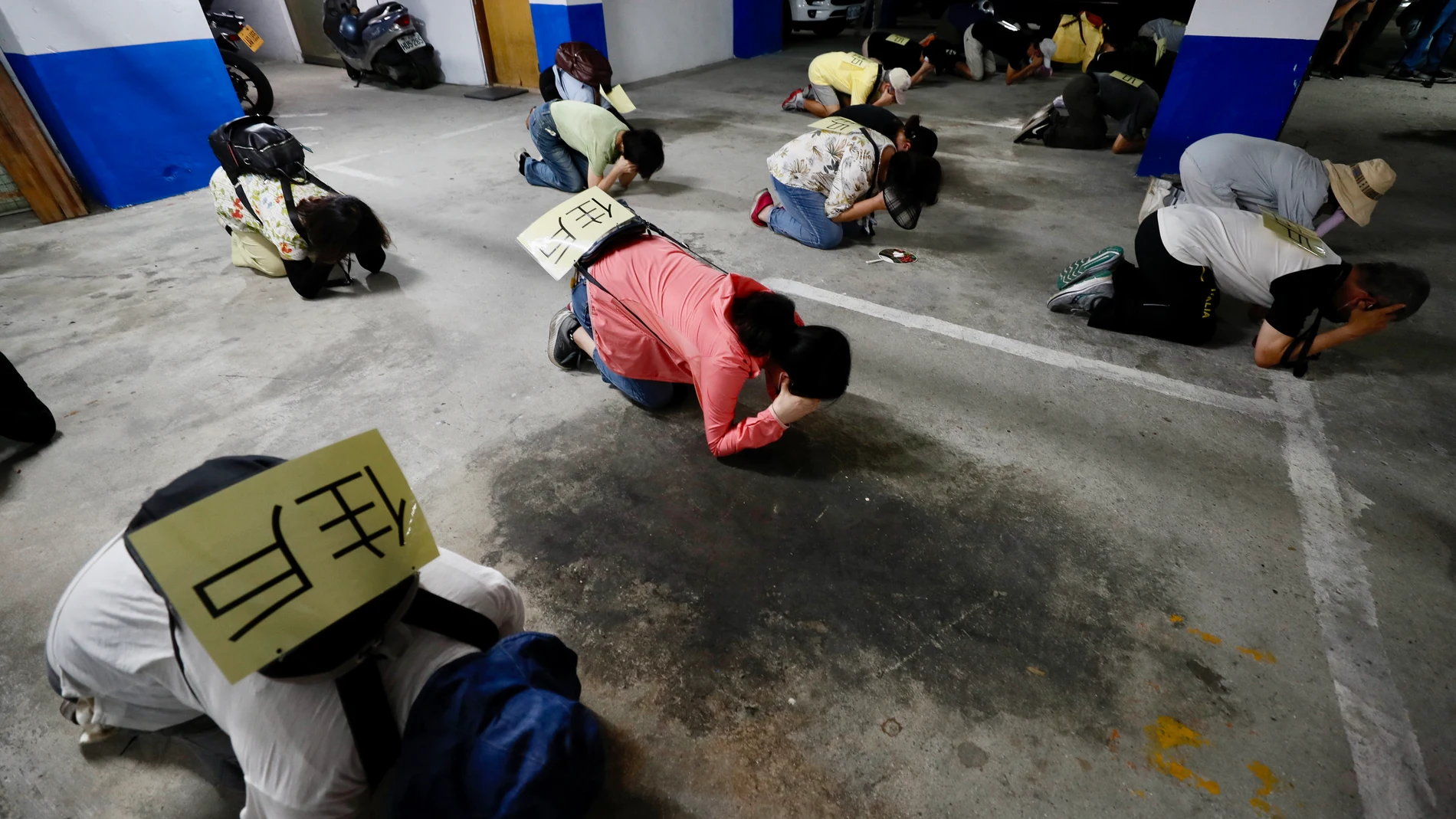 Un grupo de personas se refugia en un sótano durante el simulacro de defensa aérea Wanan en Taipéi, Taiwán