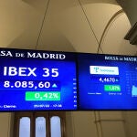 MADRID, 25/07/2022.- La Bolsa española cerró este lunes con un avance del 0,42 %, influida por las subidas de los bancos y Telefónica y, finalmente, no logró el nivel de los 8.100 puntos, en una semana en la que estará pendiente de la reunión de la Reserva Federal (Fed) de EE.UU, que se celebra mañana y el miércoles. El IBEX 35, el principal selectivo español, sumó este lunes 34 puntos, el 0,42 %, hasta los 8.085,60 enteros. EFE/ Vega Alonso