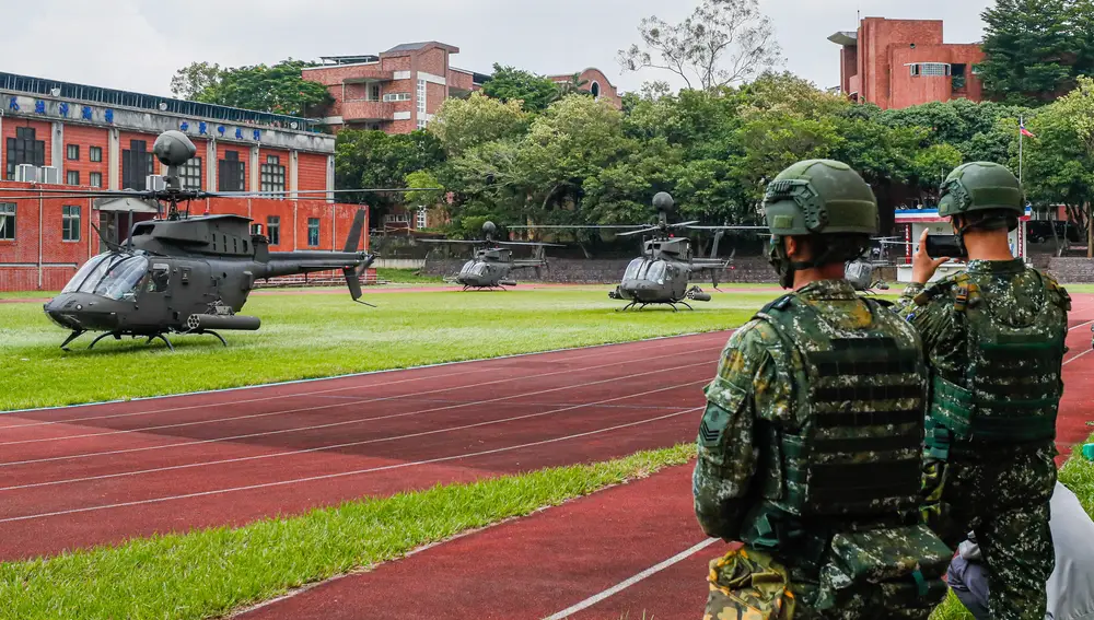 Helicópteros de ataque OH-58D de Taiwán aterrizan en el interior de la pista de atletismo de una escuela durante un simulacro de aterrizaje como parte del ejercicio militar Han Kuang en Hsinchu, Taiwán