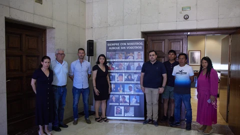 La portavoz de las familias, María José de Pazo (4i), posa junto a los familiares de las víctimas del Villa de Pitanxo después de su reunión con la ministra de Transportes, en la sede del Ministerio, a 26 de julio de 2022, en Madrid (España). Familiares de las 21 víctimas del pesquero gallego Villa de Pitanxo, que naufragó el pasado 15 de febrero a 450 kilómetros de Terranova (Canadá), se han reunido con la ministra de Transportes para urgir al Gobierno a bajar al pecio para recabar pruebas y concluir las causas del siniestro. 26 JULIO 2022;VILLA DE PITANXO;NAUFRAGIO;BARCO;NAUFRAGO;SUCESO;CANADA;PESCADORES Jesús Hellín / Europa Press 26/07/2022