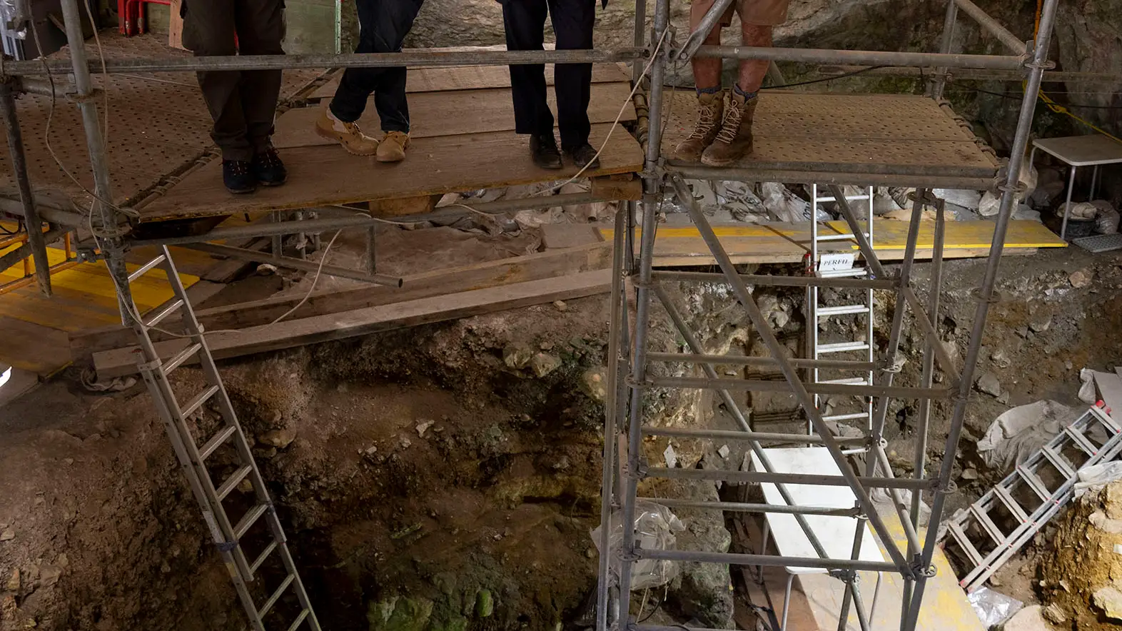 Juan Luis Arsuaga, S.A.S el Príncipe Alberto II de Mónaco, el profesor Henry de Lumley y Eudald Carbonell en el yacimiento de El Portalón en Cueva Mayor